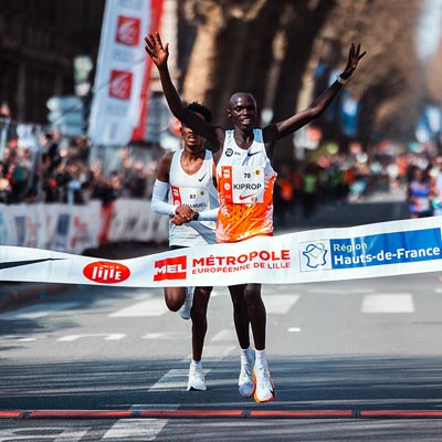 Vainqueur du marathon bras levés à l'arrivée
